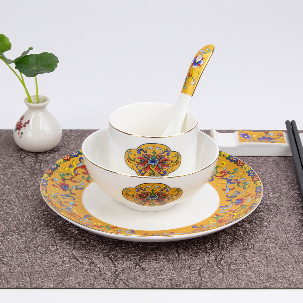 Yurtrain Nordic Vintage Royal Bone China Dinnerware Sets Elegant Decal Gold Rim Banquet Restaurant Plates Ceramic Wholesale